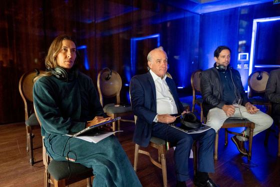 Executivos acompanhando a experiência no ambiente imersivo
