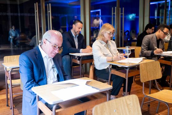 Participantes trabalhando em estações individuais